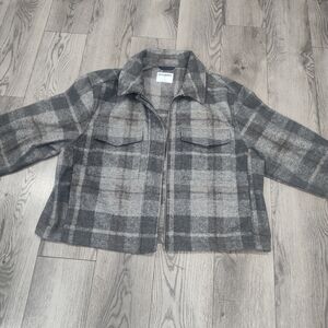 Old Navy Plaid Zip Utility Jacket in Gray and Cream